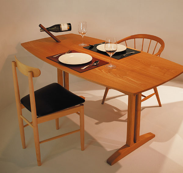 THUMB CHAIR（右）中村×横山×金澤　　　FLAMINGOⅡ（中）中村×奥田<br>DINING CHAIR（左）中村×横山×奥田×金澤