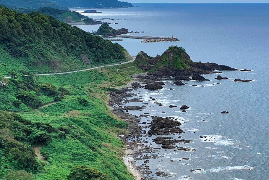 能登半島北西部の海岸線、ところどころに漂着ごみが見える