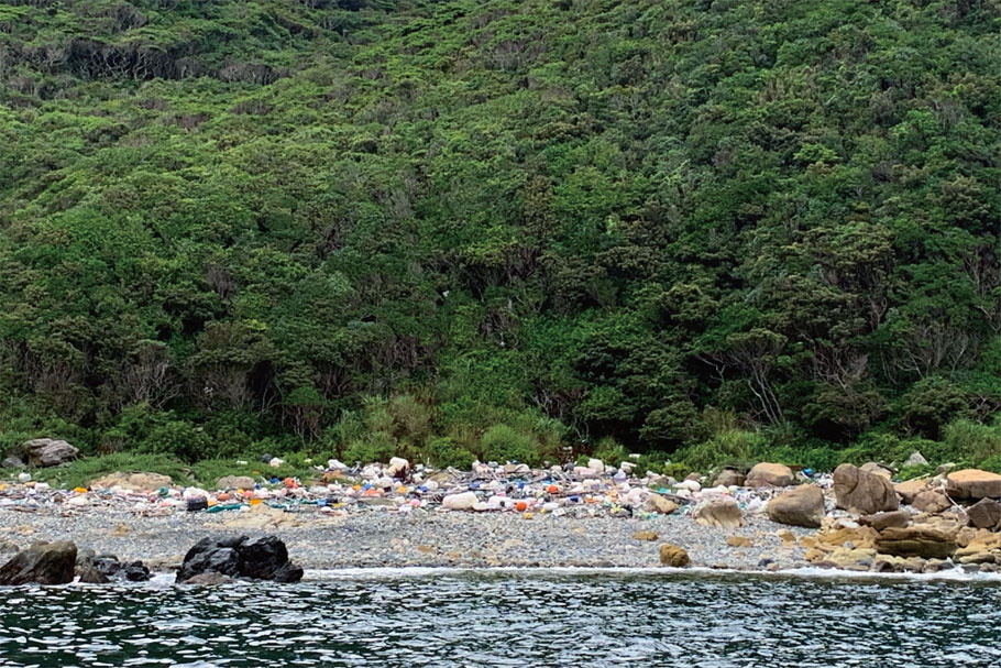 船から見る海岸と海ごみは意外と少なく見える